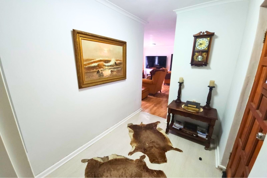 5 Bedroom Property for Sale in Loucharmante Western Cape
